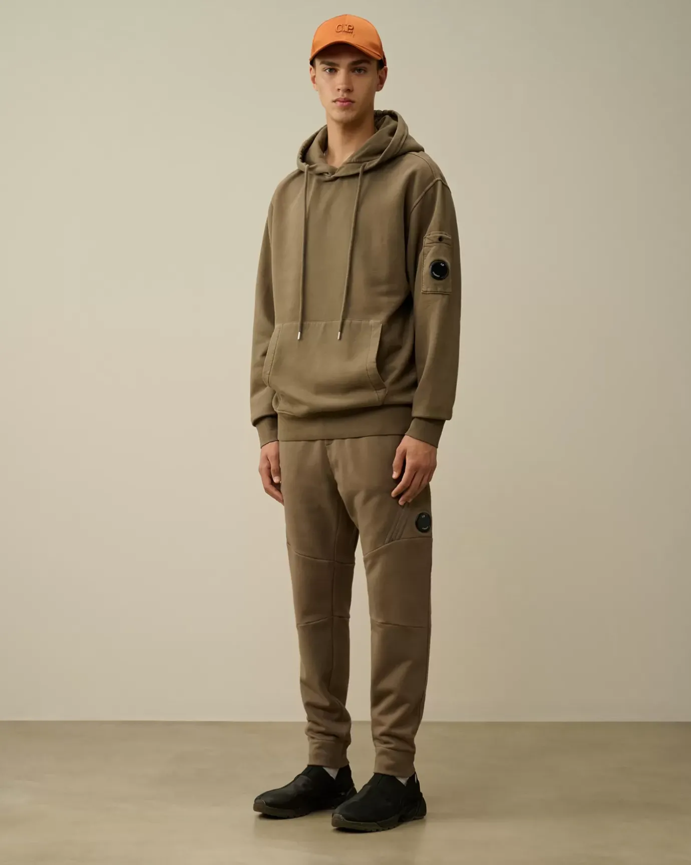 Sweatshirts<C.P. Company Brushed and Emerized Diagonal Fleece Lens Hooded Sweatshirt Walnut – Beige