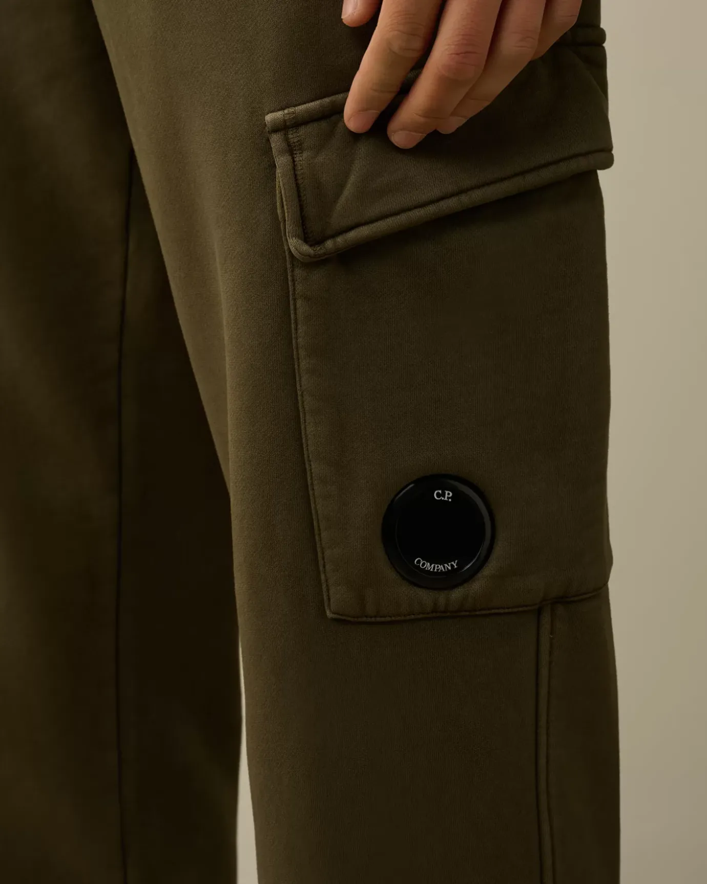 Tracksuits & Shorts<C.P. Company Brushed and Emerized Diagonal Fleece Cargo Sweatpants Grape Leaf – Green